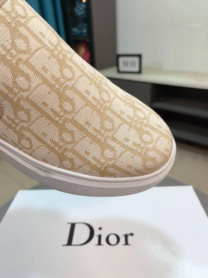 Men's men's shoes 💰380🌸🌸[Dior] 25ss new product B01 moral training shoes. The toe dimension design of the couple's style is a bit wider. The upper foot comfort is perfect. The threads are beautiful. Perfectly adaptable to trousers. Decorated with various classic details. It is an ideal choice for daily styling. Can be matched with various casual items to create exquisite looks. Fabric: top layer cowhide/lining sheepskin TPU original outsole Code number: 38-44, 45 customized